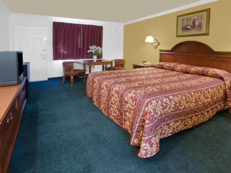 Americas Best Value Inn-Rialto Bagian luar foto