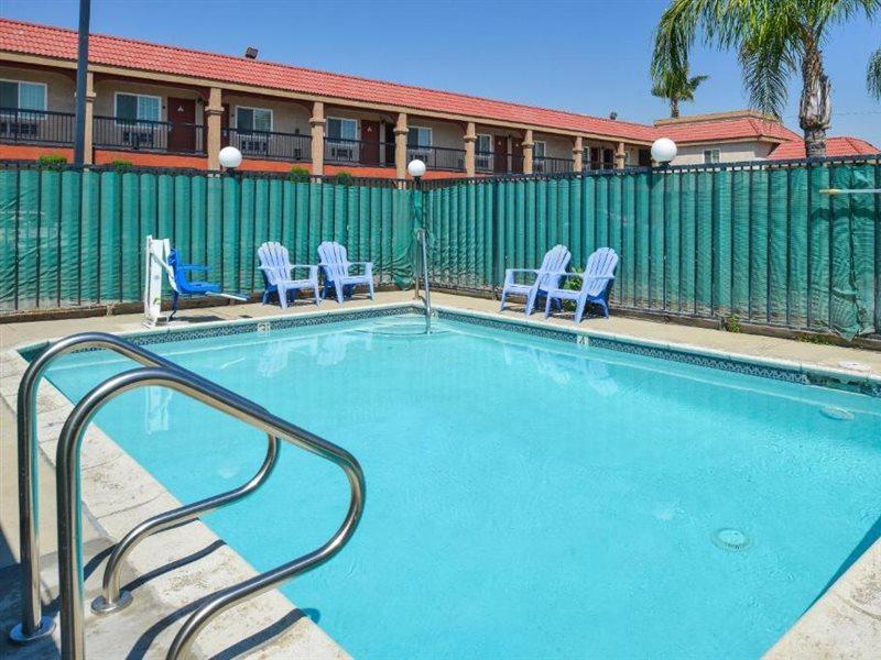 Americas Best Value Inn-Rialto Bagian luar foto