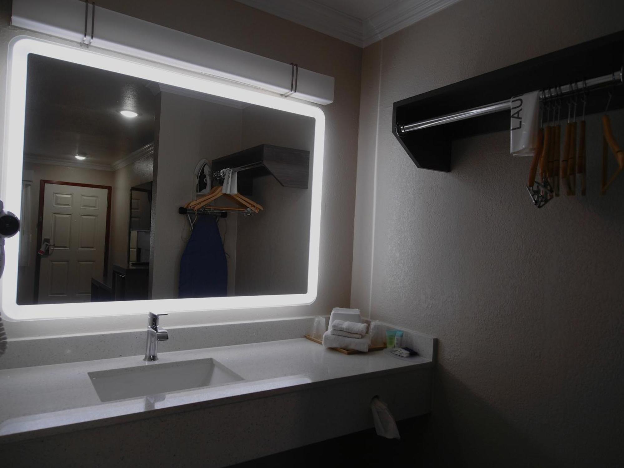 Americas Best Value Inn-Rialto Bagian luar foto